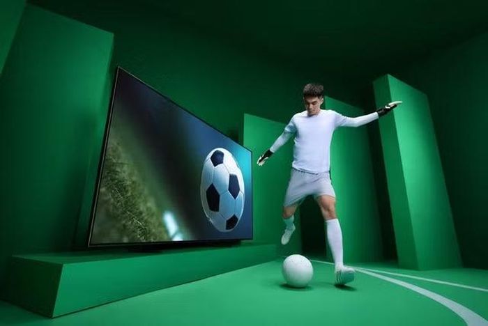 Trong bối cảnh các giải đấu thể thao lớn như World Cup hay những sự kiện thể thao quốc tế luôn thu hút hàng triệu người hâm mộ, nhu cầu sở hữu một màn hình đủ lớn để tái hiện trọn vẹn không khí sân vận động ngày càng trở nên rõ nét, và LG đang hướng tới việc biến phòng khách của người dùng thành một “khán đài riêng” với màn hình siêu lớn 115 inch.
