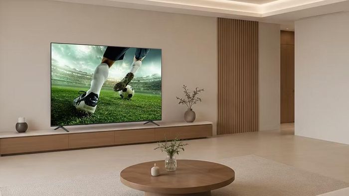 Bên cạnh kích thước ấn tượng, TV LG QNED evo AI 2026 còn được trang bị công nghệ MiniLED kết hợp Precision Dimming Ultra giúp kiểm soát ánh sáng theo từng vùng, nâng cao độ tương phản và chiều sâu hình ảnh, từ đó tái hiện chân thực hơn các trận đấu với nhiều lớp hình ảnh phức tạp như mặt sân, khán đài, ánh đèn và chuyển động liên tục của cầu thủ.