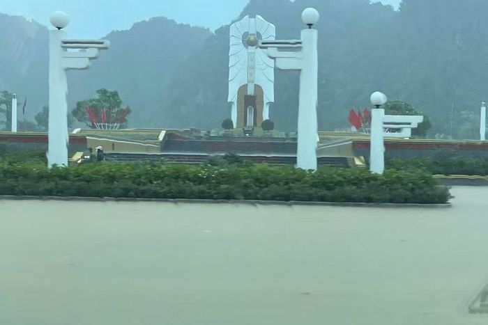 Đến sáng ngày 30/6, nhiều khu vực đã xảy ra tình trạng ngập lụt như: Khu Cao Xanh, Hà Khánh, Bãi Muối, Cao Thắng, Hà Lầm, khu vực Chợ Hạ Long I…; một số tuyến đường giao thông bị ngập cục bộ.