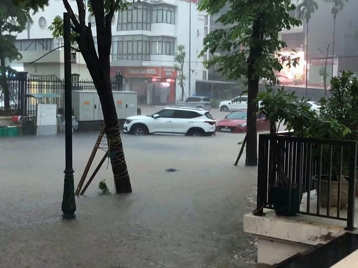 Trong mưa dông còn có khả năng xảy ra lốc, sét và gió giật mạnh, có thể làm gãy đổ cây cối, hư hại nhà cửa, công trình hạ tầng, gây nguy hiểm cho các phương tiện hoạt động trên biển cũng như ảnh hưởng đến an toàn của người dân.