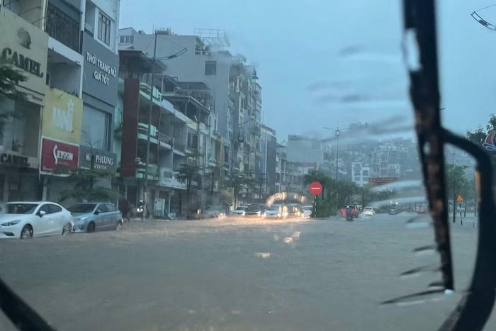 Các địa phương có nguy cơ cao xảy ra ngập úng, lũ quét và sạt lở đất gồm khu vực Hạ Long, khu vực Móng Cái cùng các xã Bình Liêu, Ba Chẽ, Tiên Yên… và một số khu vực miền núi, ven sông, suối.