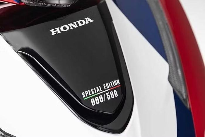 Điểm mới nổi bật nhất là phối màu HRC mới , gợi nhớ đến tem đấu "Tricolor" nổi tiếng mà Honda từng sử dụng trong các cuộc đua. Phần vỏ xe thể hiện sự kết hợp giữa màu trắng, đỏ và xanh lam, những màu sắc đã làm nên thương hiệu cho những chiếc xe thể thao nhất của hãng trong nhiều năm qua.