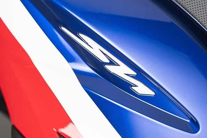 Bảng màu tương tự như những mẫu superbike như Honda CBR1000RR-R Fireblade. Kết quả là một diện mạo mạnh mẽ hơn, tôn vinh di sản của Honda Racing Corporation, bộ phận thể thao mô tô chịu trách nhiệm cho những thành công của nhà sản xuất Nhật Bản trong các cuộc thi trên toàn thế giới.