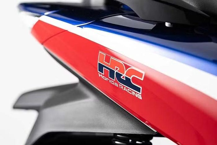 Ngoài dàn vỏ, SH HRC không có bất kỳ sự khác biệt nào với các bản SH125 và 150i thường. Honda cũng xác nhận rằng dàn vỏ xe đặc biệt của phiên bản này sẽ được bảo hành lên đến 6 năm với phụ tùng thay thế sẵn có, đảm bảo khả năng sửa chữa hoặc thay thế các bộ phận dành riêng cho màu sơn HRC theo thời gian.