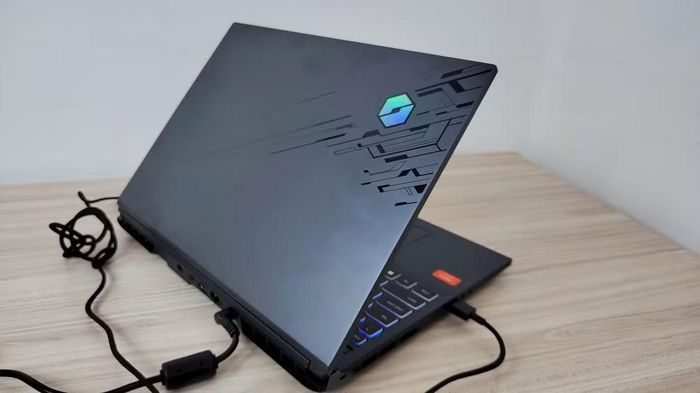 Theo số liệu từ nền tảng Avito Tovary, giá bán trung bình của một chiếc laptop Mechrevo mới vào khoảng 116.000 Ruble, tương đương hơn 30 triệu đồng, cao hơn đáng kể so với nhiều mẫu MacBook của Apple có giá trung bình khoảng 91.000 Ruble, tuy nhiên điều đó không làm giảm sức hút của thương hiệu này khi doanh số vẫn tăng trưởng vượt bậc trên các sàn thương mại điện tử.
