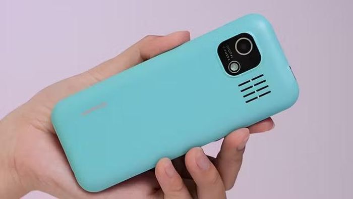 Một lựa chọn đáng cân nhắc khác là Viettel T2, mẫu điện thoại phổ thông sở hữu màn hình TN QVGA 2,4 inch, chipset T107, bộ nhớ trong 128 MB và viên pin 1.400 mAh cho thời gian sử dụng dài, đồng thời được trang bị cổng sạc USB Type-C, Bluetooth và Wireless FM, đáp ứng tốt nhu cầu nghe gọi hằng ngày với mức giá khoảng 600.000 đồng, phù hợp với nhiều nhóm người dùng khác nhau.