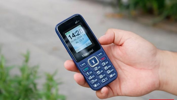 Ở phân khúc tiết kiệm hơn, Masstel Izi 15 thu hút người dùng nhờ trọng lượng chỉ 76 gram, hỗ trợ mạng 4G VoLTE, màn hình 1,77 inch, chip Unisoc UMS9117 cùng bộ nhớ trong 128 MB, ngoài ra thiết bị còn hỗ trợ Bluetooth 5.1, khe cắm thẻ nhớ MicroSD lên đến 128 GB và danh bạ lưu được 2.000 số liên lạc, trong khi giá bán chỉ khoảng 500.000 đồng nên rất phù hợp với người lớn tuổi hoặc người cần một chiếc điện thoại phụ.
