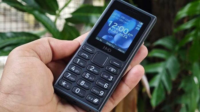 Bên cạnh việc chọn đúng sản phẩm, người dùng cũng nên mua điện thoại tại các hệ thống bán lẻ uy tín để đảm bảo hàng chính hãng, chế độ bảo hành minh bạch và được hưởng nhiều chương trình ưu đãi, giúp yên tâm hơn trong quá trình sử dụng cũng như dễ dàng tiếp cận các dịch vụ hỗ trợ kỹ thuật khi cần thiết.