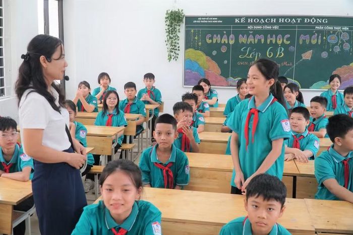 Cô trò Trường THCS Hưng Bình (Thành Vinh, Nghệ An). Ảnh: Hồ Lài