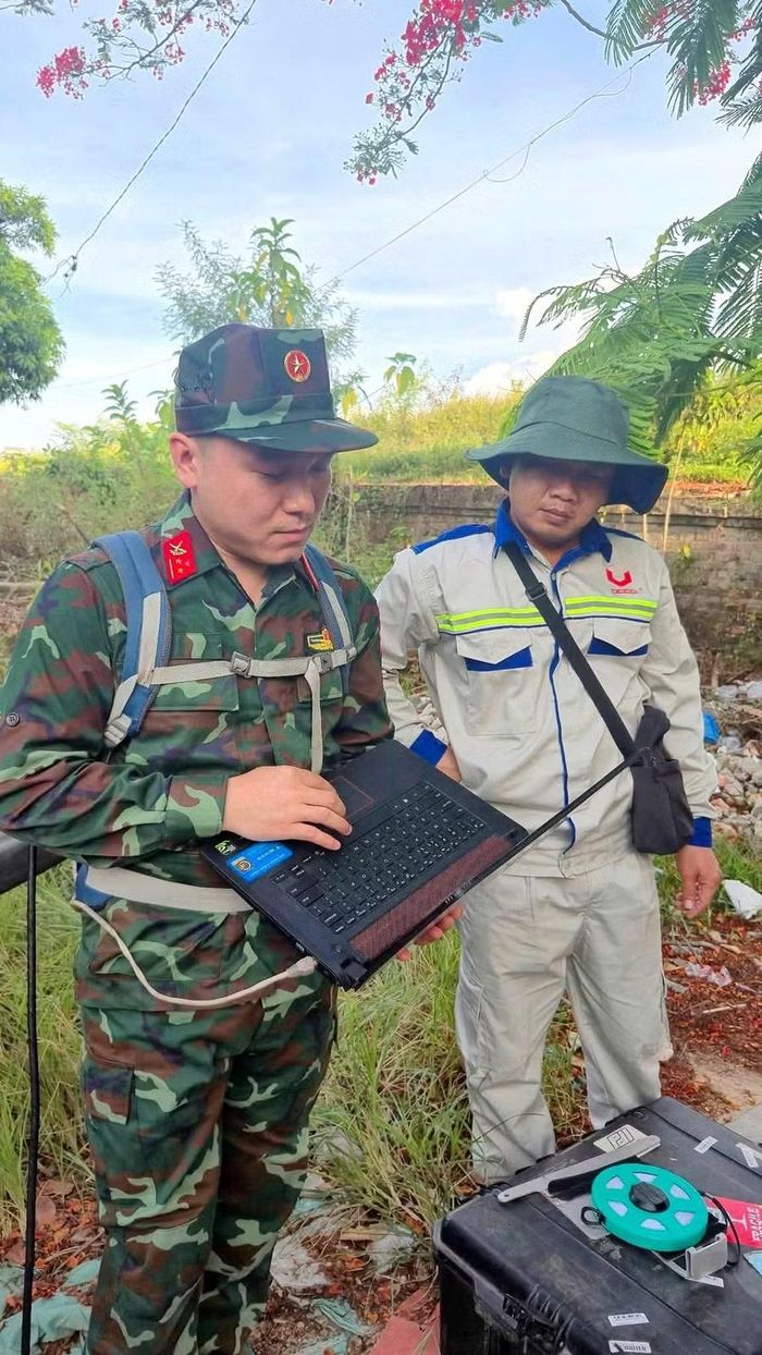 Ban Chỉ đạo tìm kiếm quy tập và xác định danh tính hài cốt liệt sĩ TP Huế cùng Viện Thiết kế (Tổng cục Hậu cần - Kỹ thuật, Bộ Quốc phòng) phối hợp tìm kiếm khu vực nghi có mộ liệt sĩ tập thể tại TP Huế.