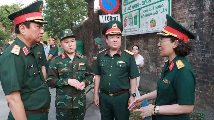 Trung tướng Hà Thọ Bình, Tư lệnh Quân khu 4 (ngoài cùng bên trái) trực tiếp chỉ đạo công tác tìm kiếm mộ liệt sĩ tập thể tại Huế.