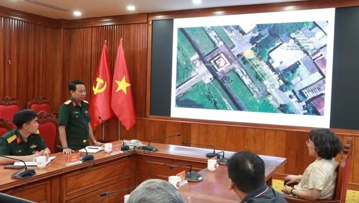 Đại tá Hà Văn Ái, Phó Chính ủy Bộ Chỉ huy Quân sự TP Huế (đứng) phát biểu.