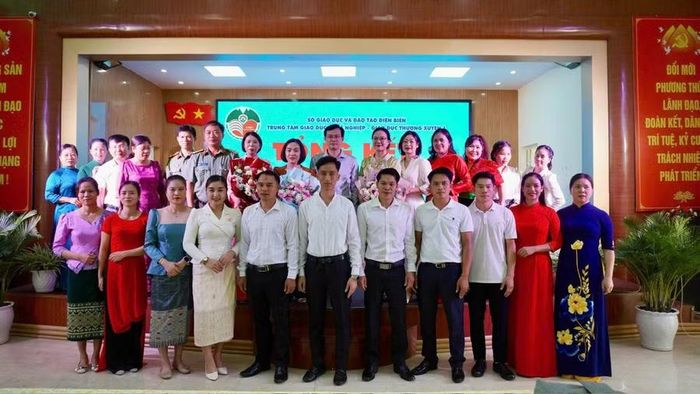 Các đại biểu chụp ảnh lưu niệm cùng các lưu học sinh Lào tại Lễ Tổng kết.