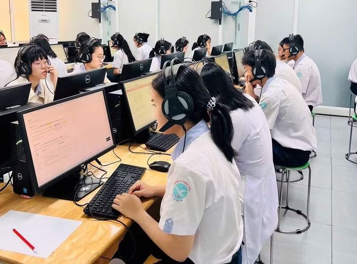Học sinh lớp 11 trong giờ luyện nghe.