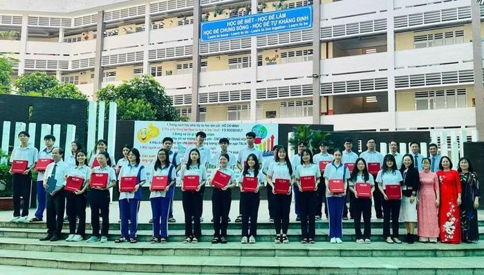 Thầy trò trường TH-THCS-THPT Lê Thánh Tông trong ngày nhận chứng chỉ từ Hội Đồng Anh.