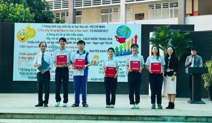 5 học sinh đạt IELTS được Hội Đồng Anh trao chứng chỉ.