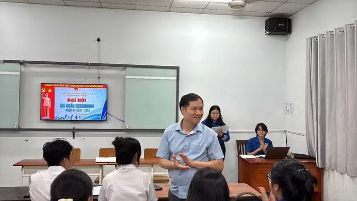 TS Nguyễn Minh Giám và sinh viên Trường ĐH Thủ Dầu Một (TP. Hồ Chí Minh)
