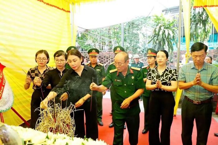 Lãnh đạo địa phương, đại diện các ban ngành đến dâng hương tưởng nhớ liệt sĩ Lê Trọng Châu.