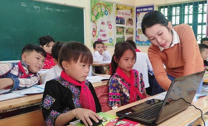 Học sinh điểm lẻ của Trường Tiểu học Trung Lý 1 học môn Tin học.