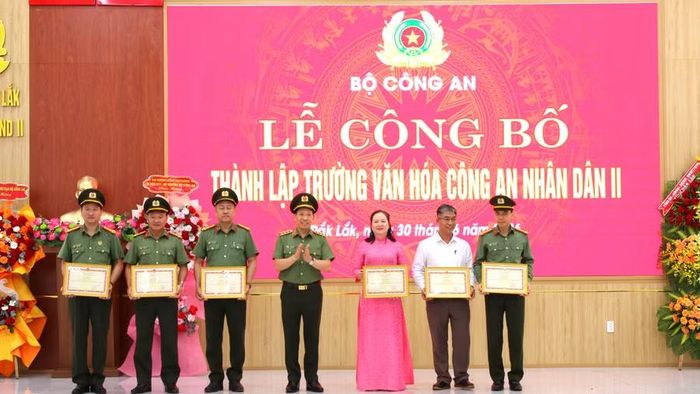 Thứ trưởng Lê Văn Tuyến trao Bằng khen của Bộ trưởng Bộ Công an cho các tập thể, cá nhân có thành tích tiêu biểu trong việc xây dựng, triển khai thành lập Trường Văn hóa Công an nhân dân II. (Ảnh: TT)
