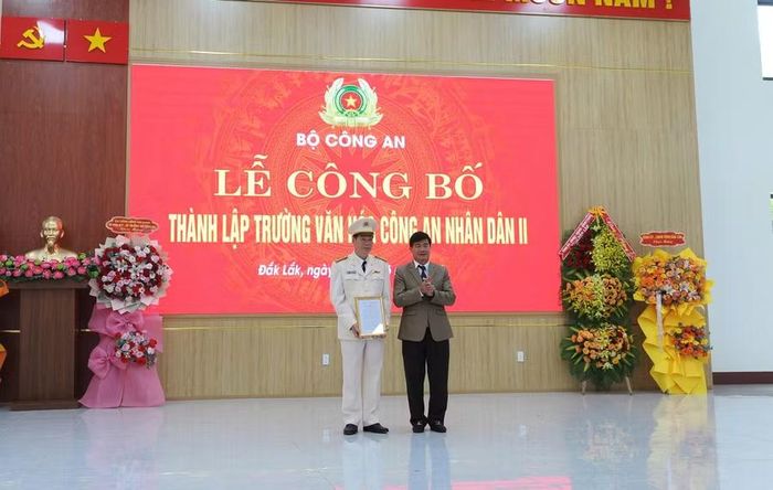 Phó Chủ tịch UBND tỉnh Đắk Lắk Nguyễn Thiên Văn trao quyết định thành lập Trường Tiểu học, Trung học cơ sở, Trung học phổ thông nội trú Văn hóa Công an nhân dân II. (Ảnh: TT)