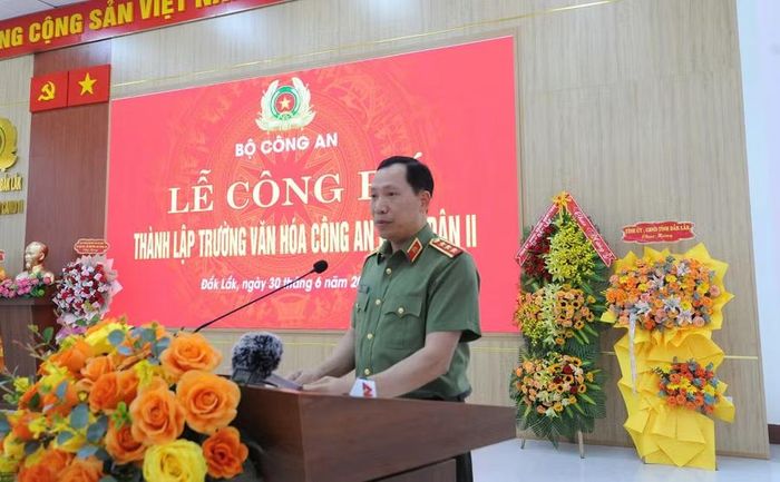 Thứ trưởng Lê Văn Tuyến phát biểu giao nhiệm vụ cho Công an tỉnh Đắk Lắk. (Ảnh: TT)