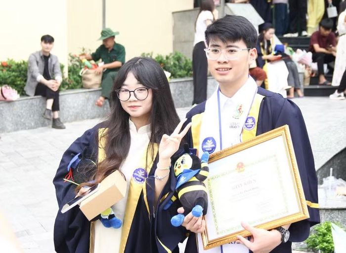 Kỷ niệm không quên trong ngày tốt nghiệp.