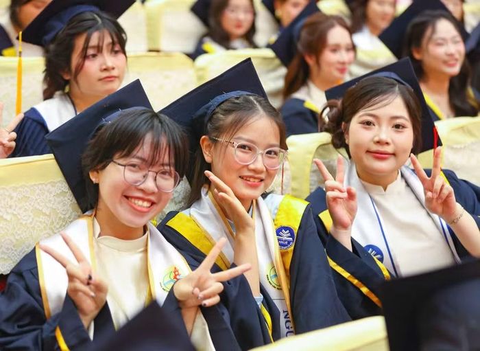 Các tân cử nhân trong ngày nhận bằng tốt nghiệp. Ảnh: Thanh Tùng.