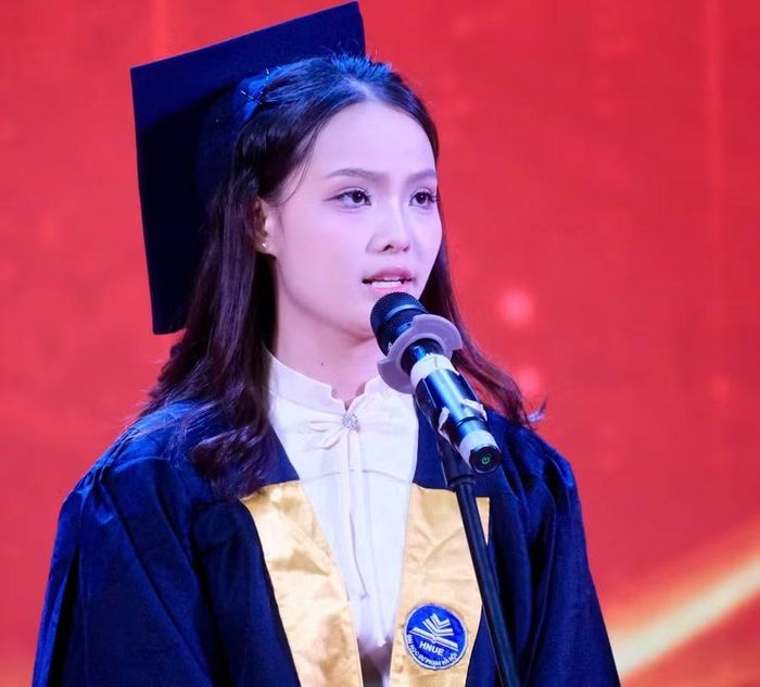Phùng Nguyễn Ngọc Anh - Thủ khoa tốt nghiệp chia sẻ tại buổi lễ.