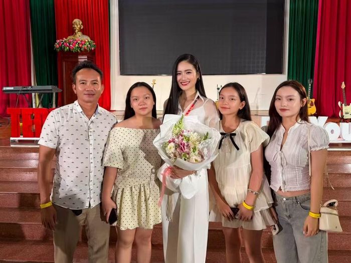 Gia đình tới cổ vũ Hoa hậu Ý Nhi làm diễn giả.