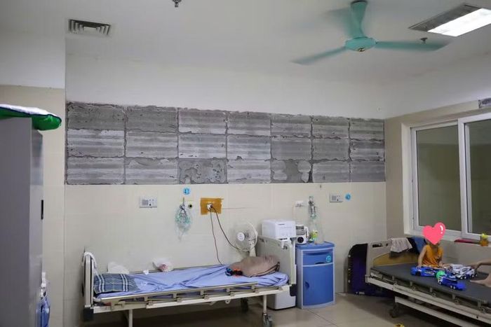 Gạch ốp trong phòng điều trị nội trú bị bong, rơi từng mảng lớn.