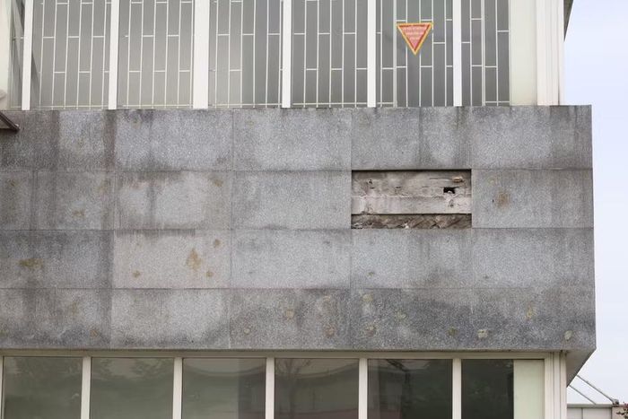 Đá ốp bong rơi khỏi vị trí.