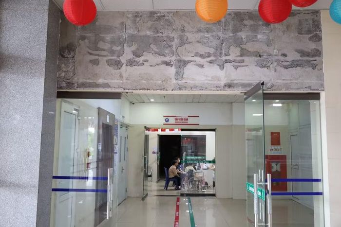 Toàn bộ gạch ốp phía trên cửa ra vào Khoa Cấp cứu sản đã bị rơi khỏi vị trí.