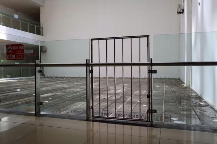 Lan can bằng kính cường lực bị vỡ phải gia cố bằng các thanh inox.