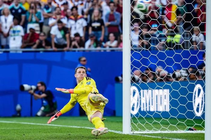 Thủ môn 40 tuổi bất lực nhìn đối thủ ghi bàn quyết định để vào vòng 1/8 World Cup 2026.