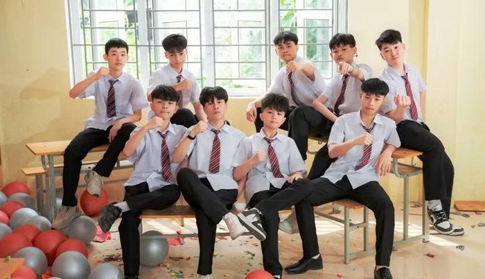 Em Trịnh Anh Lợi (thứ 2 hàng sau từ phải sang) cùng các bạn học lớp 9, Trường TH&amp;THCS Mường Lát.
