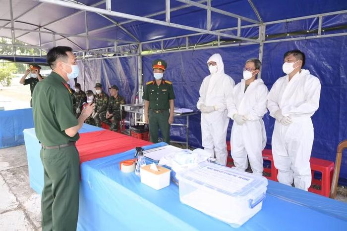 Lực lượng chức năng tiến hành lấy mẫu đối với các phần mộ liệt sĩ chưa xác định thông tin.