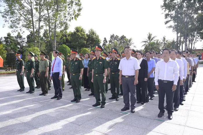 Các đại biểu đã dâng hoa, dâng hương tưởng niệm những anh hùng liệt sĩ.