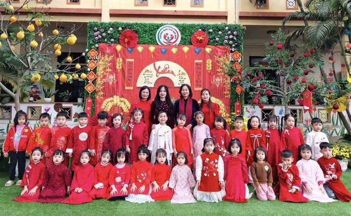 Để đồng hành với nhu cầu thực tế của phụ huynh, nhà trường linh hoạt tổ chức các dịch vụ tiện ích như đón sớm, trả muộn và phục vụ ăn sáng cho trẻ.
