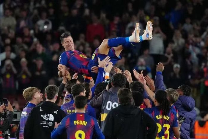 Robert Lewandowski được các đồng đội tri ân ở trận cuối cùng khoác áo Barcelona mùa 2025-2026.