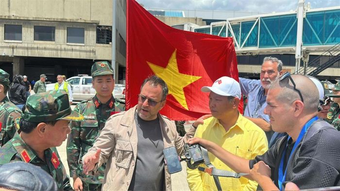 Đại sứ quán đã chuẩn bị những gì để hỗ trợ đoàn công tác của lực lượng quân đội và công an Việt Nam trong quá trình thực hiện nhiệm vụ tại Venezuela?