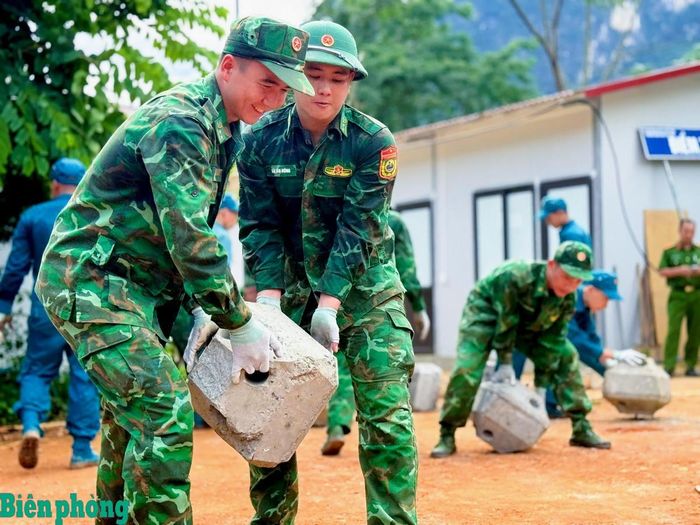 Cán bộ, chiến sĩ Đồn Biên phòng Cốc Pàng chuyển các cấu kiện bê tông, góp phần đẩy nhanh tiến độ xây dựng điểm trường mầm non Cốc Pàng. Ảnh: Văn Giang