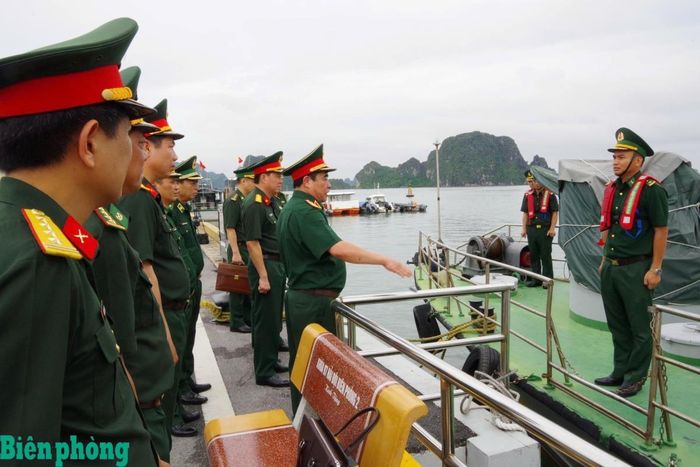 Trung tướng Nguyễn Bá Lực và đoàn công tác kiểm tra kíp tàu của Hải đội Biên phòng 2 Bộ đội Biên phòng tỉnh Quảng Ninh. Ảnh: Xuân Hùng
