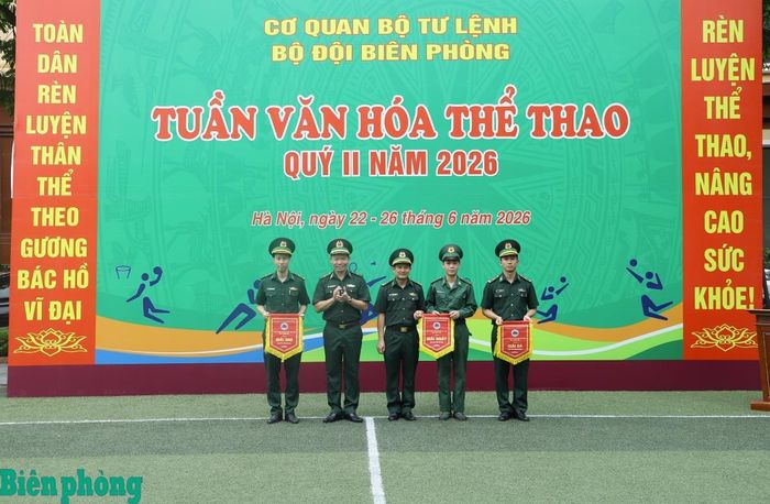 Thiếu tướng Nguyễn Xuân Toàn, Chủ nhiệm Chính trị Bộ đội Biên phòng trao giải cho các vận động viên thi đấu nội dung cầu lông đôi nam. Ảnh: Ngọc Lâm