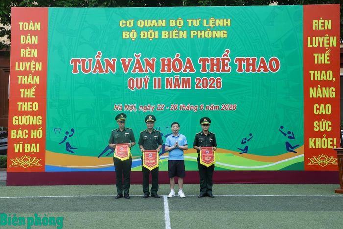 Đại tá Phùng Đức Hưng, Phó Cục trưởng Cục Cửa khẩu Bộ đội Biên phòng trao giải cho các đội thi môn bóng đá mini. Ảnh: Ngọc Lâm