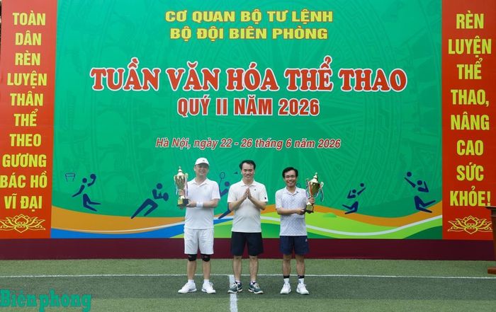 Trung tướng Vũ Trung Kiên trao giải Nhì nội dung Siêu cúp Pickleball đôi nam cho cặp đôi Trung tướng Nguyễn Anh Tuấn và Thiếu tướng Vũ Quốc Ân. Ảnh: Ngọc Lâm