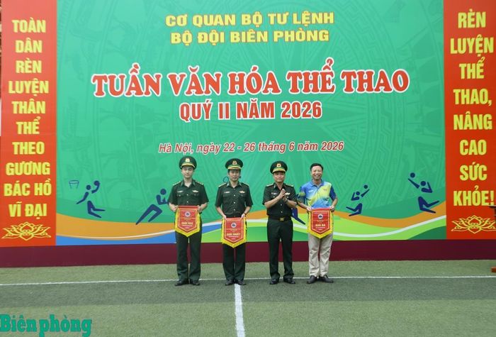 Đại tá Lê Hà An, Phó Tham mưu trưởng Bộ đội Biên phòng trao giải cho các vận động viên thi đấu nội dung bóng bàn đôi nam. Ảnh: Ngọc Lâm