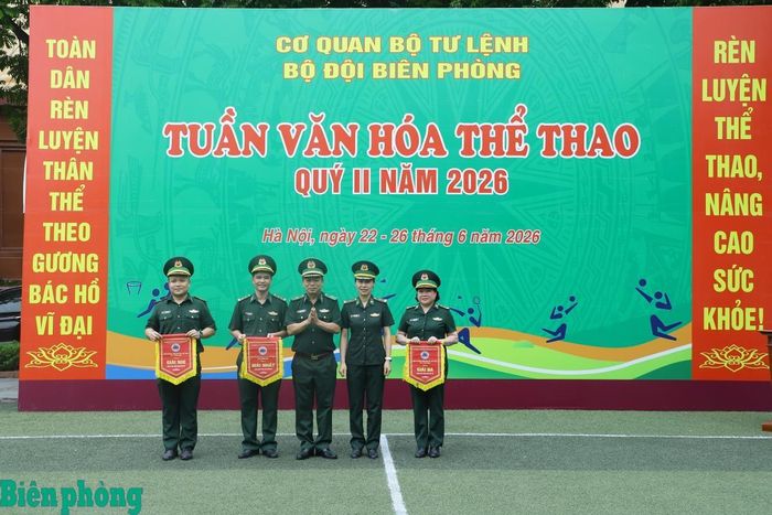 Thiếu tướng Nguyễn Văn Thiện trao giải cho các vận động viên thi đấu nội dung cầu lông đôi nam, nữ. Ảnh: Ngọc Lâm