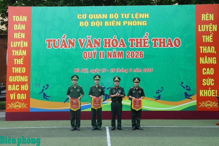 Thiếu tướng Văn Ngọc Quế, Phó Chủ nhiệm Chính trị Bộ đội Biên phòng trao giải cho các vận động viên thi đấu nội dung bóng bàn đơn nam. Ảnh: Ngọc Lâm