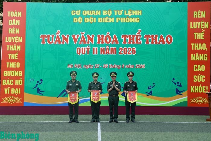 Đại tá Đỗ Hiệp Thắng, Phó Cục trưởng Cục Hậu cần - Kỹ thuật Bộ đội Biên phòng trao giải cho các vận động viên thi đấu nội dung chạy 100m. Ảnh: Ngọc Lâm